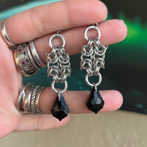 Handmade maille dangly stainless steel earrings with black austrian crystals - Picture 10 of 16